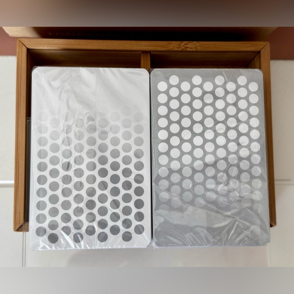 LOUIS VUITTON FONDATION PARIS PLAYING CARDS SEALED - Picture 3 of 3